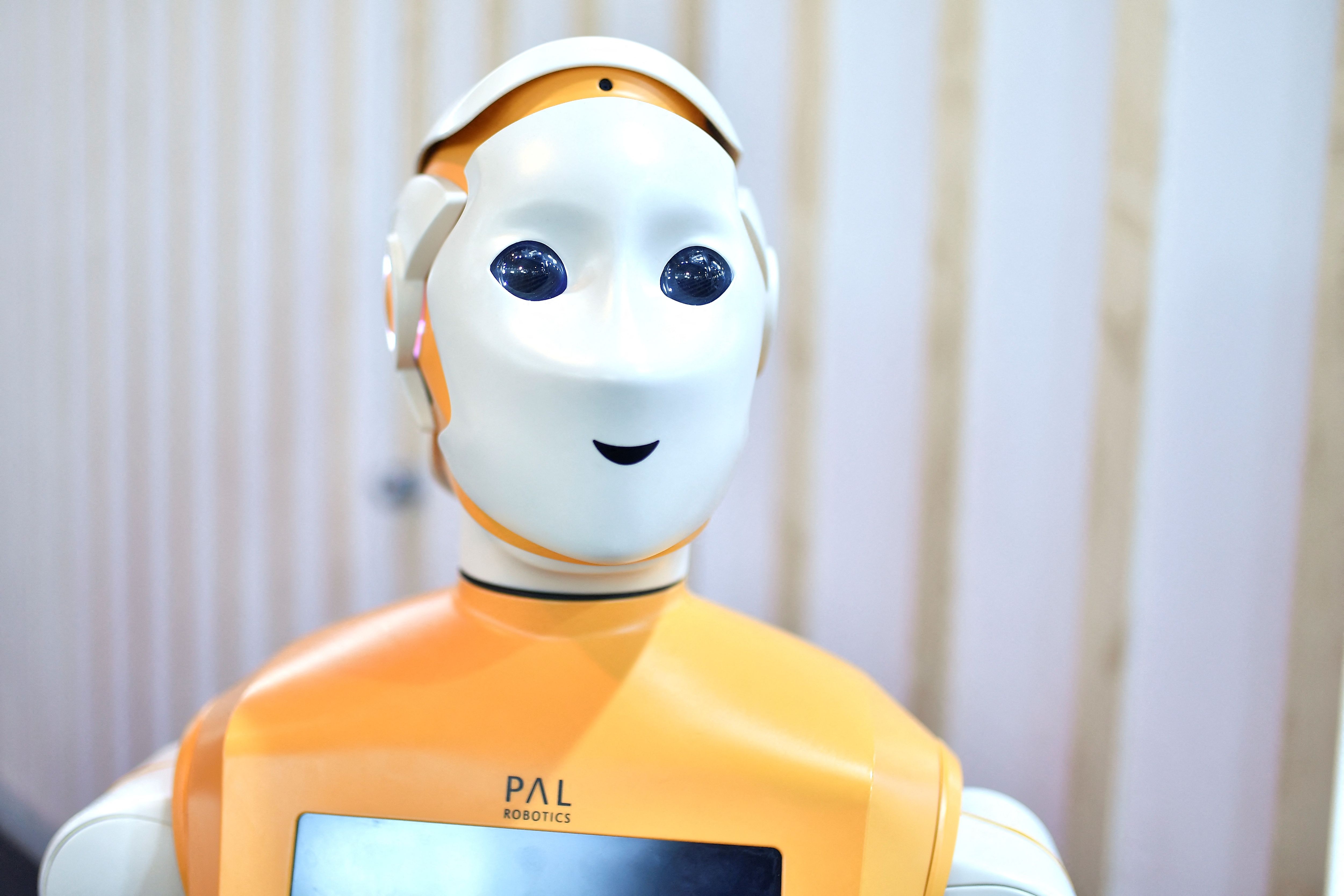新北定點茶：新型護理機器人具備推理和情感溝通能力